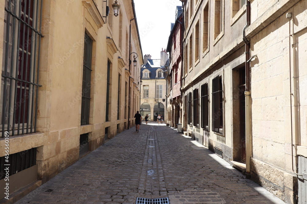 Φωτογραφία Vieille rue pavée typique, ville de Dijon, departement de la Cote d'Or, France