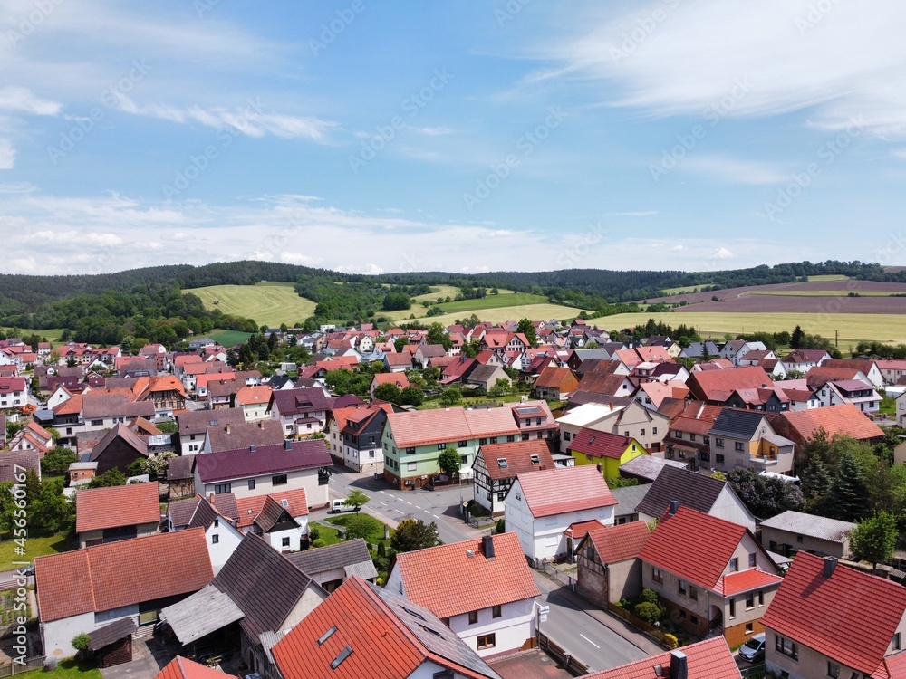 ein Dorf von oben im Sommer (Drohnenbild)