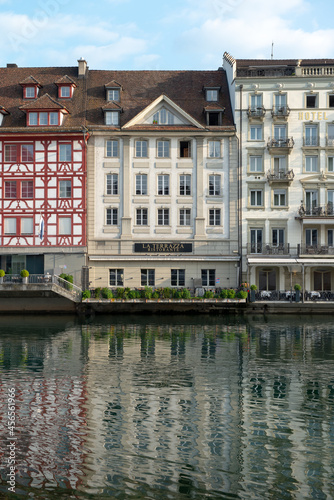 Façade palais se reflétant sur la rivière Reuss de la ville de Lucerne en Suisse au levé du jour
