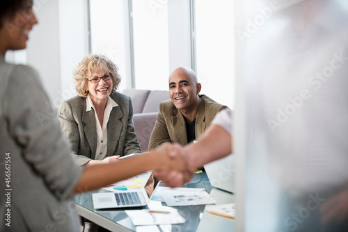 Photos Business people shaking hands in office