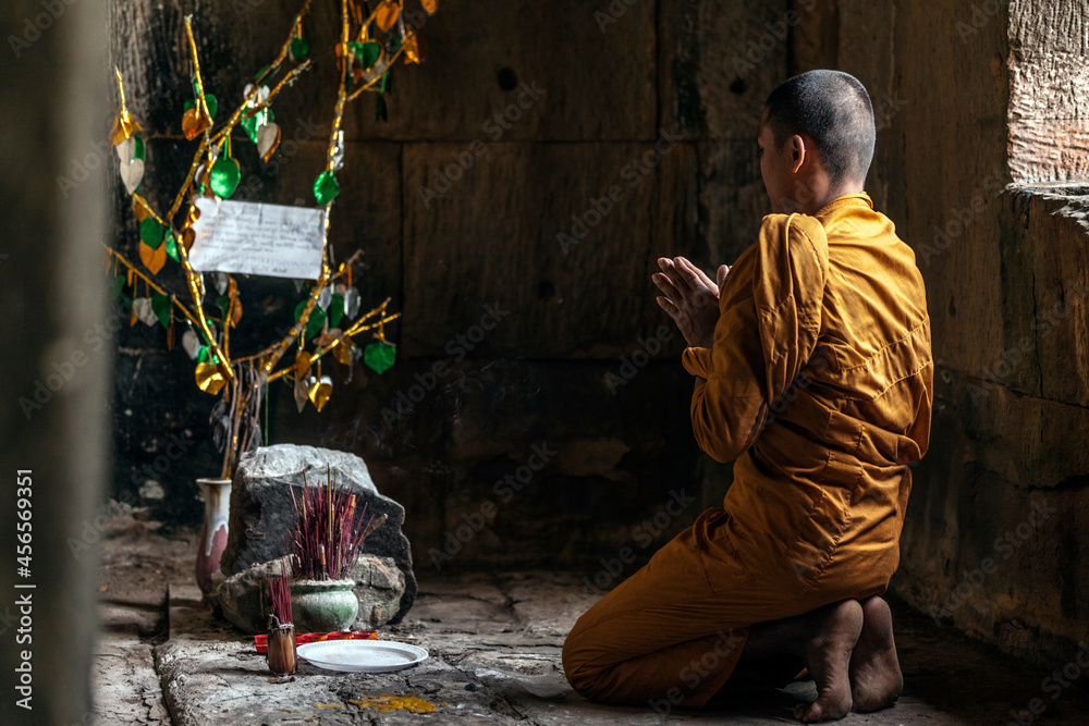 Ταπετσαρία Young Buddhist monk praying inside temple in Angkor Wat, Siem Reap, Cambodia