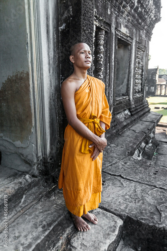 Fotografía Young buddhist monk standing outside temple in Angkor Wat, Siem Reap, Cambodia