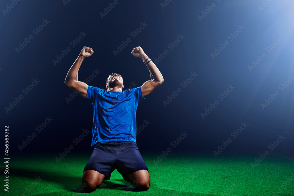 Ταπετσαρία Male soccer player kneeling with arms raised