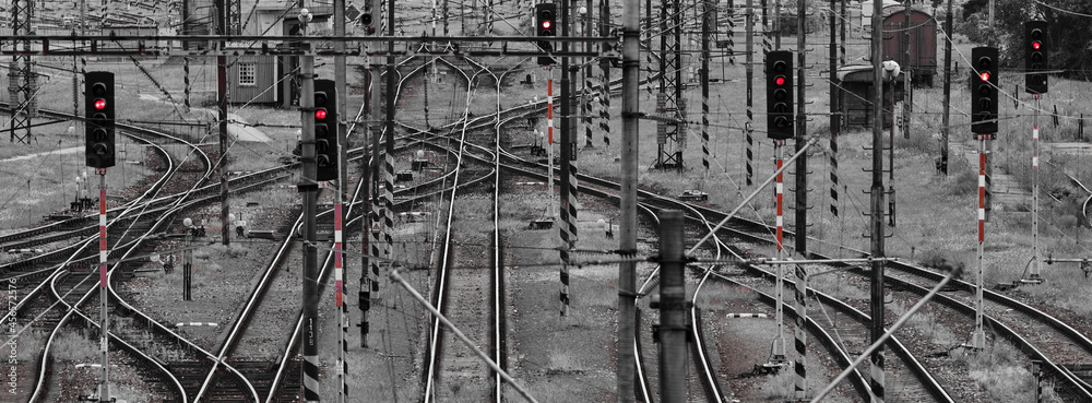 Obraz premium Train tracks and traffic lights panorama
