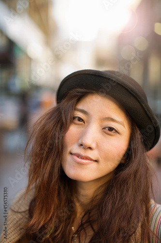 Foto Portrait of mid-adult woman with hat