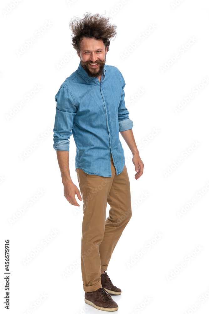 Naklejka premium young casual man posing against white background