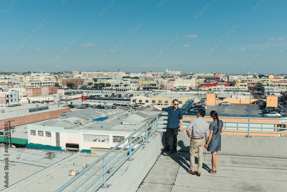 Obraz premium Businesspeople looking at view on roof terrace, Los Angeles, California, USA