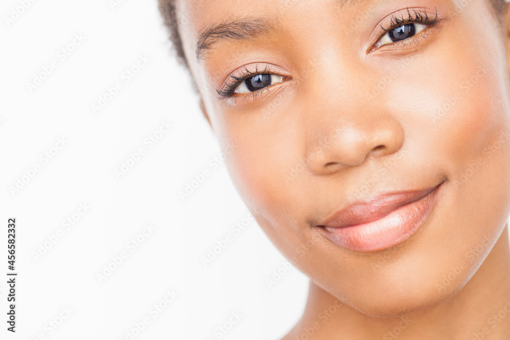 Obraz premium Cropped close up of woman looking at camera smiling