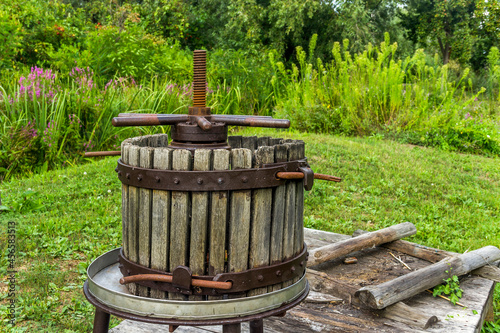 Ταπετσαρία vintage wooden wine press