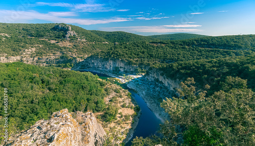 Vue des gorges de l'Ardèche près de Vallon Pont d'Arc, site touristique en Ardèche, Sud de la France.	 photo