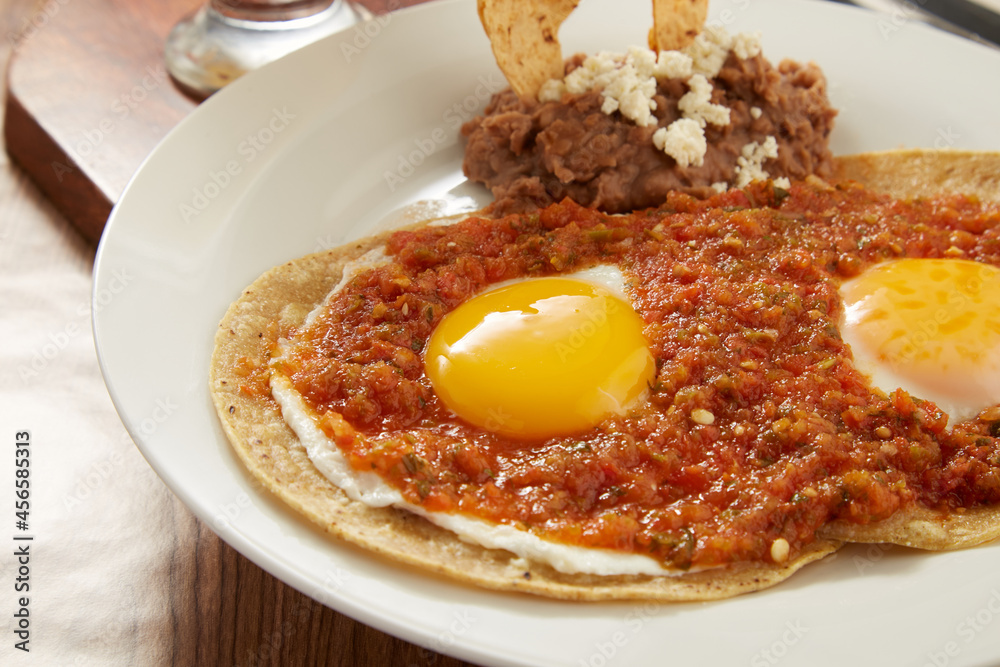 Huevos rancheros con salsa roja picante y tortilla de maiz + Huevos rancheros con salsa roja picante y tortilla de maiz +