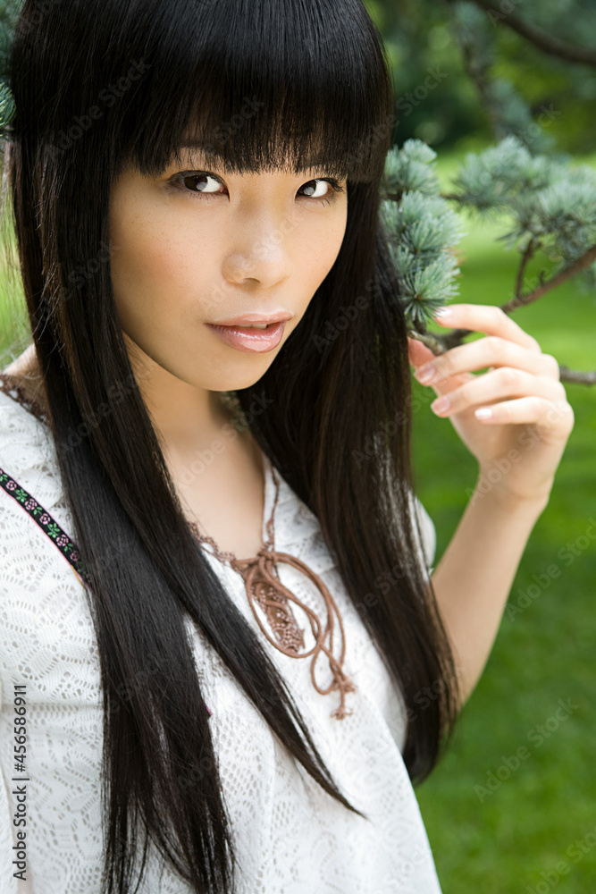 Obraz premium Young woman in park
