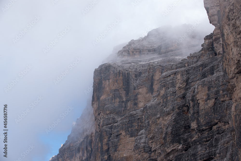 la bellezza dei panorami delle dolomiti, immersi nelle famose montagne delle dolomiti, la vita in montragna, il turismo di montagna e le sue attrazioni