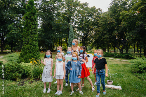 A class of masked school children is engaged in outdoor training during the epidemic. Back to school, learning during the pandemic