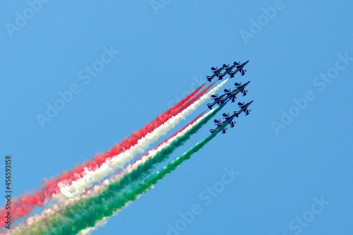 Esibizione aerea. Caccia aviazione italiana. Frecce tricolore. Formazione, squadra. photo