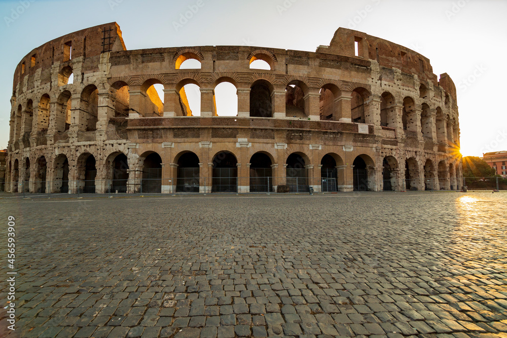 Alba al Colosseo di Roma. Anni di storia nella città eterna. Impero romano