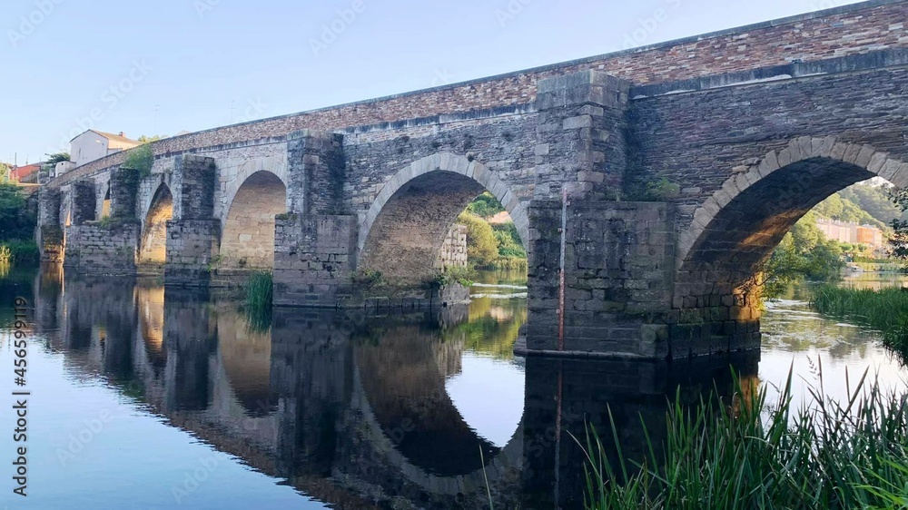 Fototapeta premium Puente romano sobre el río Miño en Lugo, Galicia