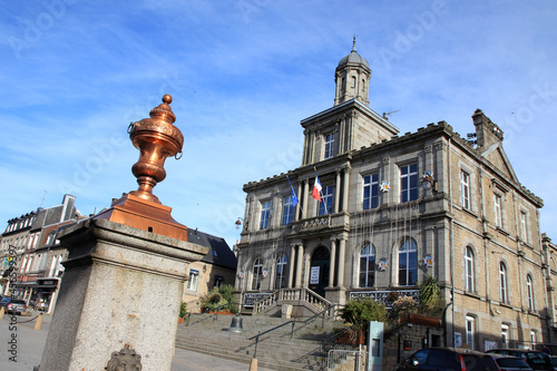 Place de la République et hôtel de Ville de Villedieu-les-Poêles