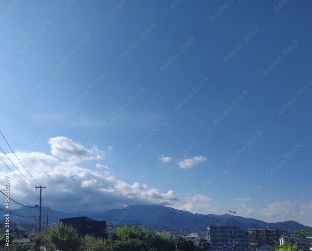 山頂に雲がかかった神奈川県伊勢原市の大山