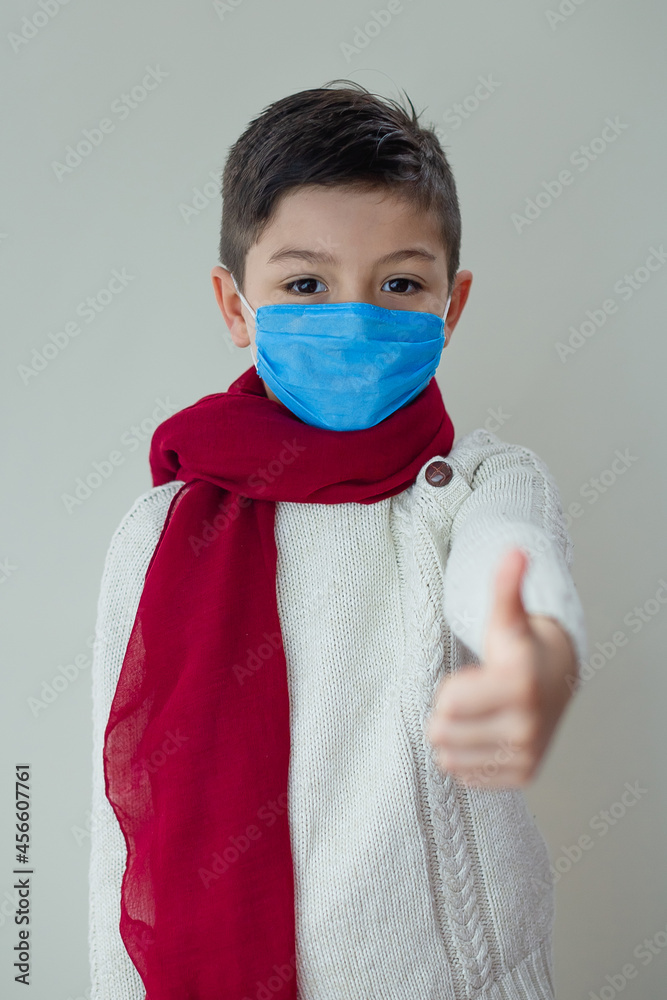 Niño latino con cubrebocas Navidad 5 Niño latino con cubrebocas Navidad 5