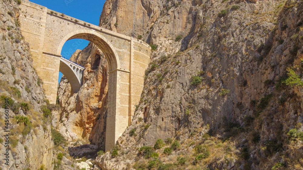 Puentes de transito de coches y ferrocarriles del Barranco del Mascarat en Altea-Calpe, Alicante-Spain, entre montañas y una maraña túneles y puentes.