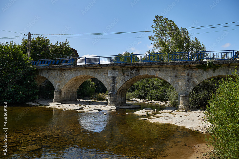 Fototapeta premium Romanic Bridge. Loma de Montija, Merindades Burgos Castilla y Leon, Spain