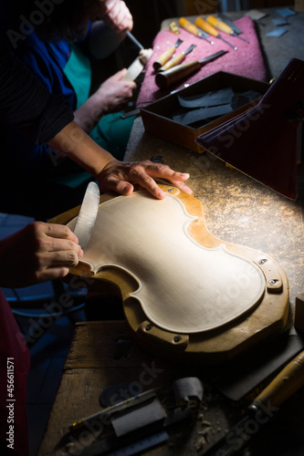 фотографія in the workshop of the master luthiers at work in the construction of a violin