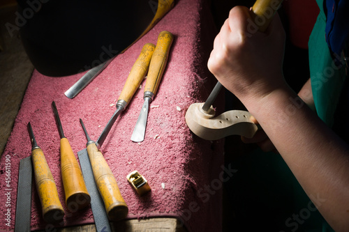 Fotografie luthier while working on the creation of a violin
