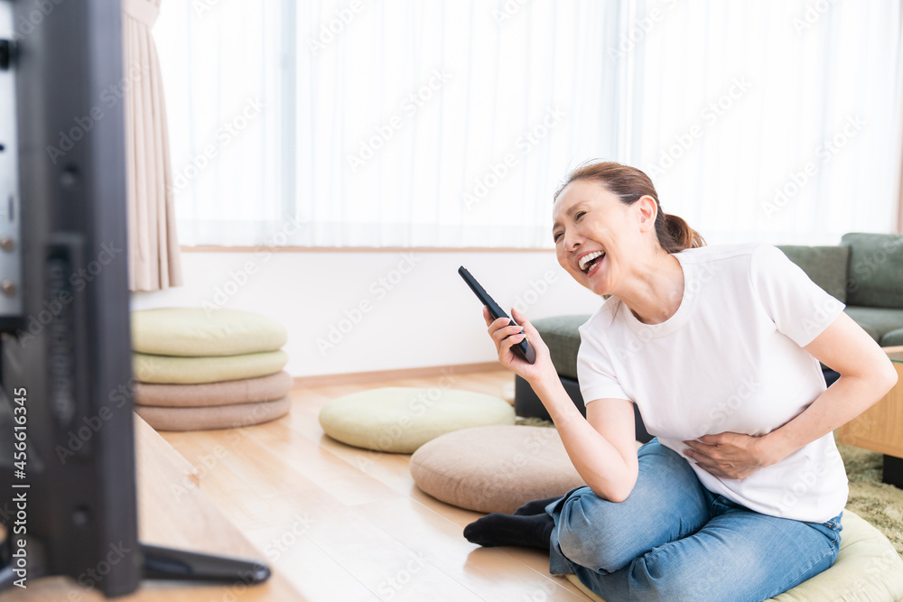 テレビを見るシニア女性 テレビを見るシニア女性