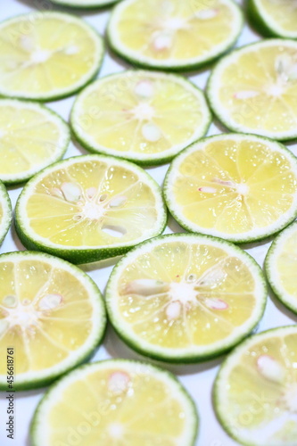 日本の夏の風物詩　すだちのスライス白い台の上に並べてみた　テキスタイル