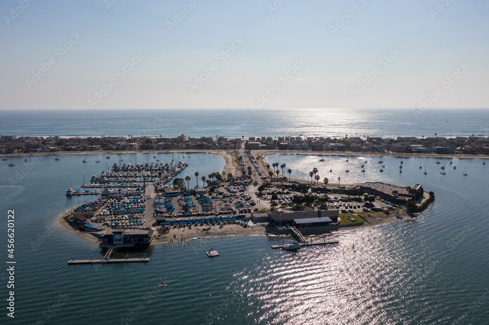 Fototapeta premium Mission Bay Yacht Club during day with blue sky