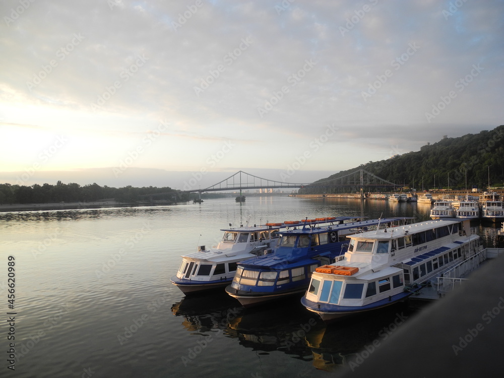 Fototapeta premium boats in the harbor