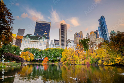 Fototapeta Naklejka Na Ścianę i Meble -  Central Park in autumn  in midtown Manhattan New York City