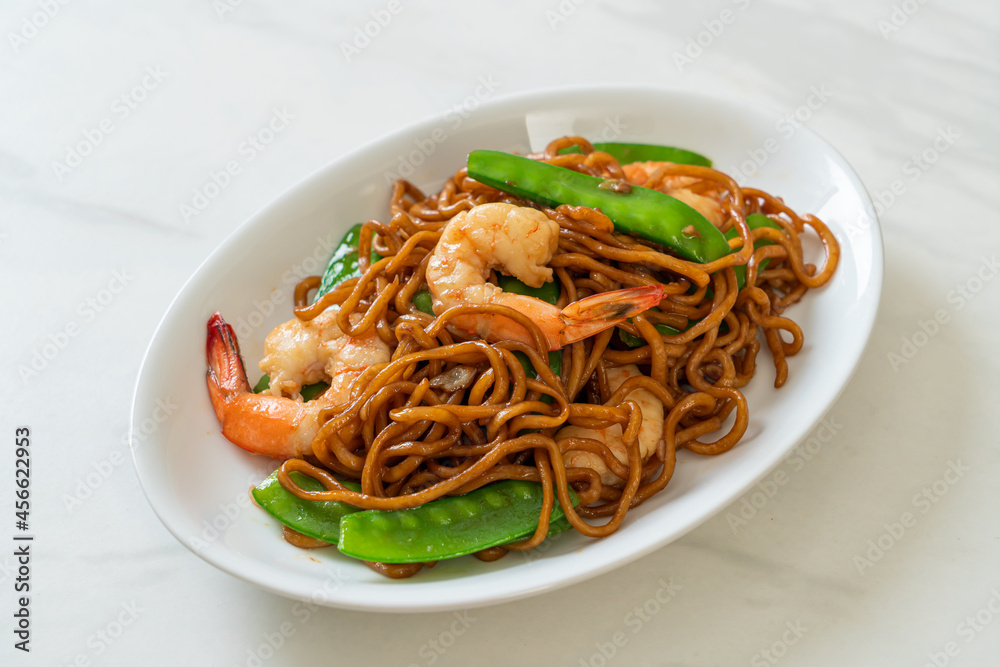 stir-fried yakisoba noodles with green peas and shrimps