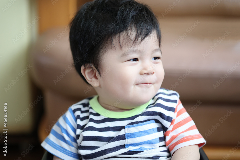 横を向く赤ちゃんの笑顔 横を向く赤ちゃんの笑顔
