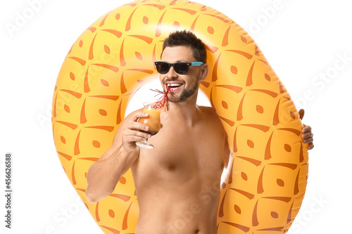 Young man with inflatable r...