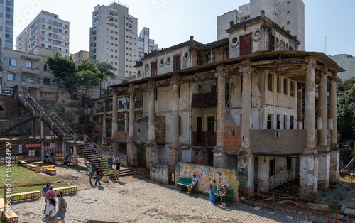 Ruinas de um palácio antigo e construções do início século XX feita pelos portugueses no Brasil.