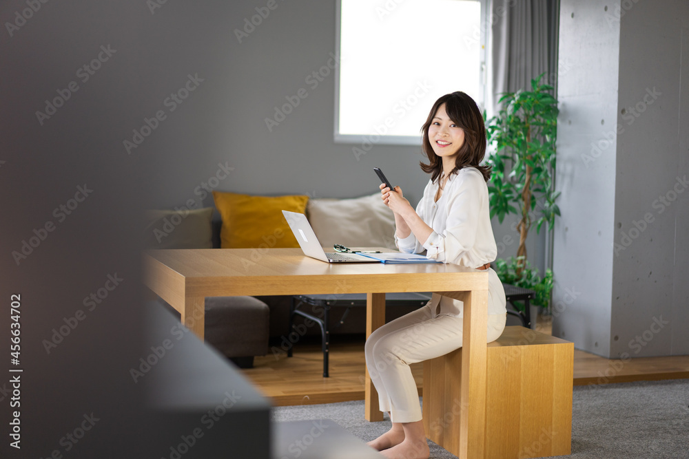 在宅勤務をする若いビジネスウーマン 在宅勤務をする若いビジネスウーマン