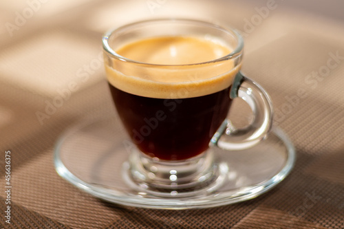 cafe espresso en taza de vidrio con mantel cafe 