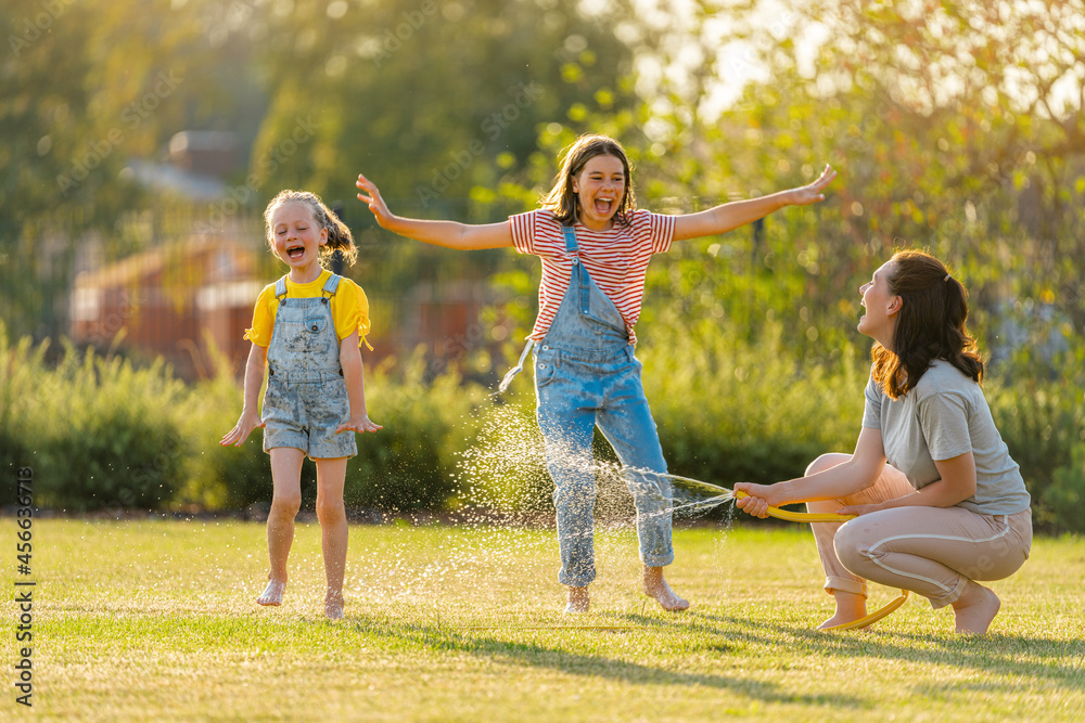 Obraz premium Happy family playing in backyard