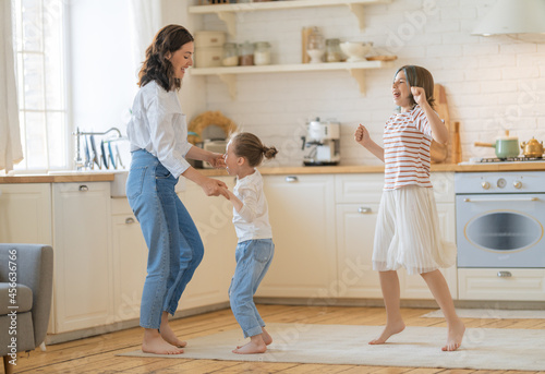 фотографія Mom and her daughters are dancing.
