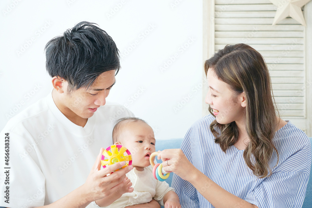 赤ちゃんとおもちゃで遊ぶ夫婦 赤ちゃんとおもちゃで遊ぶ夫婦