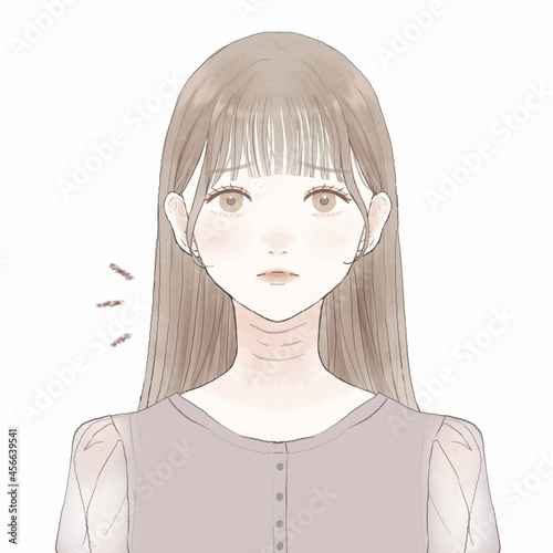 首のしわに悩む女性