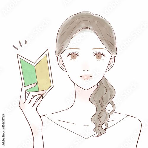 初心者マークを持つ女性