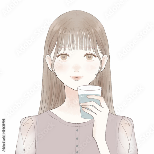 水を飲む女性