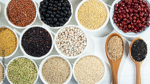 雑穀生活で健康なイメージ（小豆、ハトムギ、もちきび、ひえ、キヌア、アマンサラス、黒豆、赤米、玄米、黒ゴマ、緑米など） photo