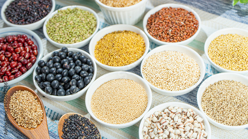 雑穀生活で健康なイメージ（小豆、ハトムギ、もちきび、ひえ、キヌア、アマンサラス、黒豆、赤米、玄米、黒ゴマ、緑米など）