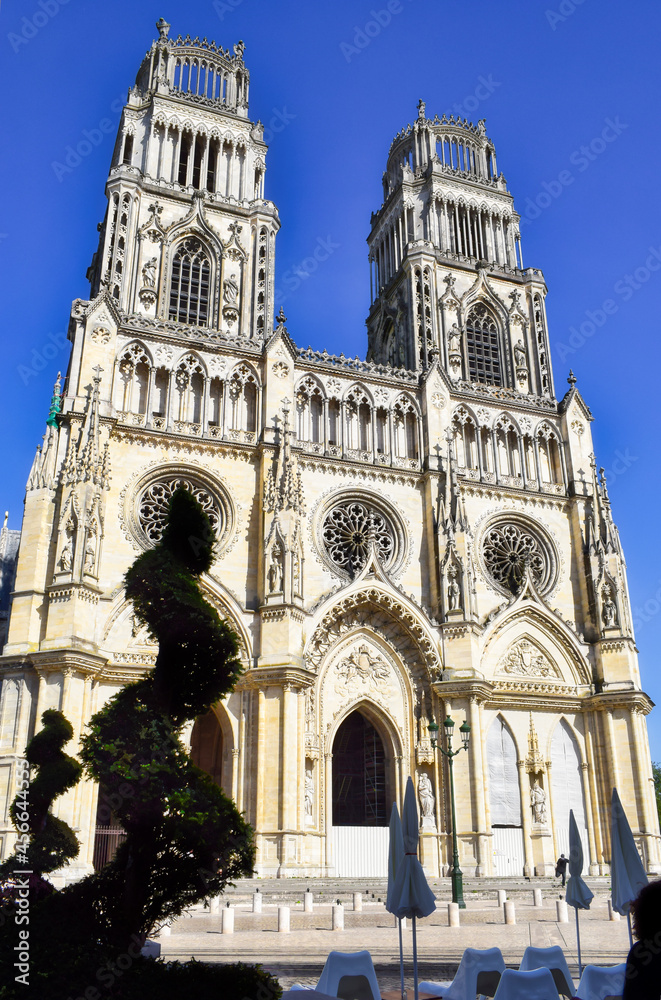 Fachada catedral gótica de Orleans vista desde la terraza de un bar, Francia