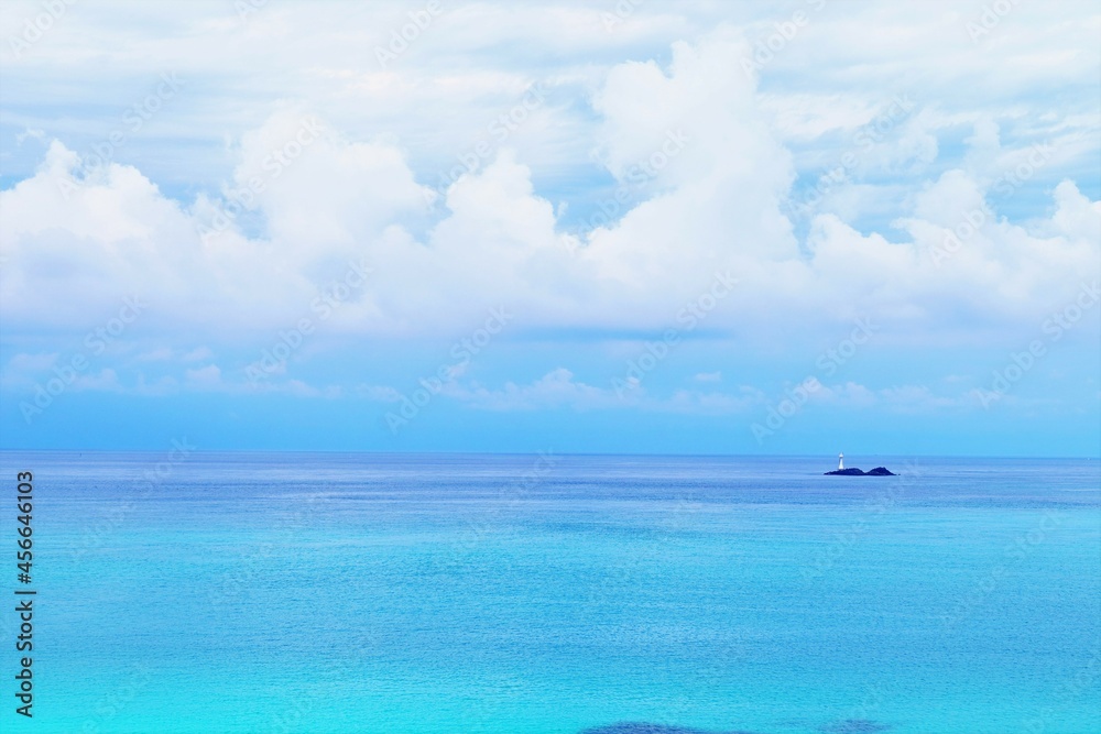 角島のエメラルドグリーンの美しく穏やかな海