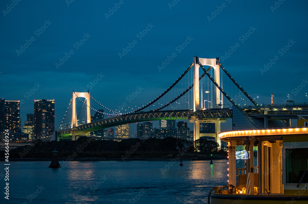 Naklejka premium お台場夜景。かつて「攘夷」が叫ばれていた時代。異国を迎え撃とうとして砲門を数台構築したのがここお台場でした。